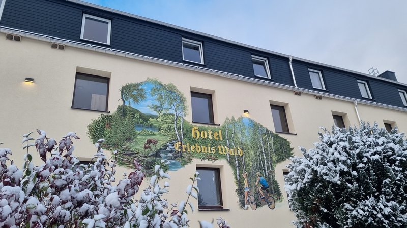 Detailní pohled na čelní stranu hotelu s nástěnnou malbou