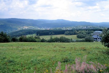 panoramatický výhled z louky u lyžařského vleku