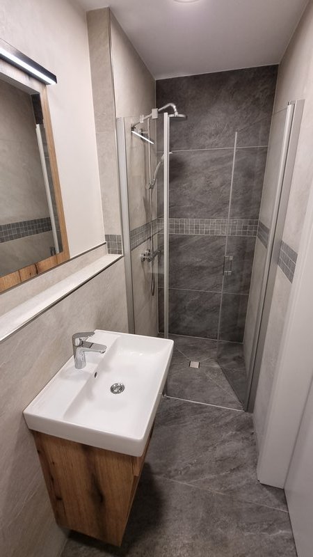 Dusche in einem der Badezimmer