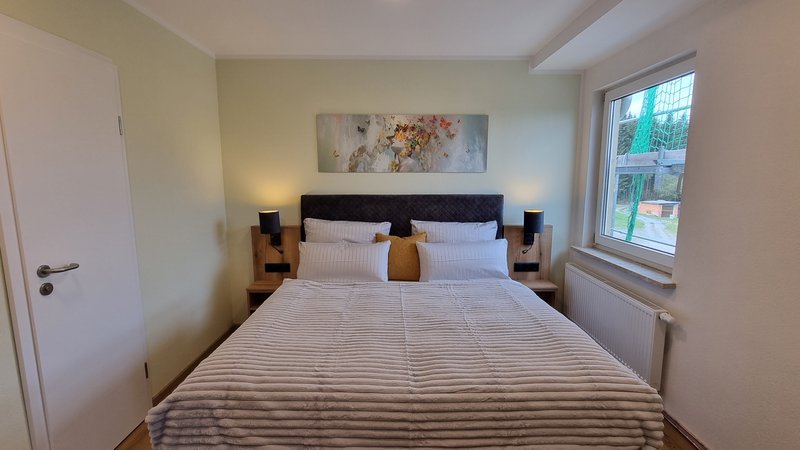 Schlafzimmer mit Doppelbett in einem der Apartments