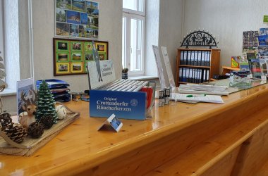 Blick auf den Beratungstresen der Tourist-Information